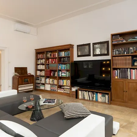 Villa Laguna 10, Emma Faenza