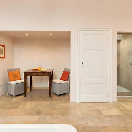 Laguna 10, Emma Villa *