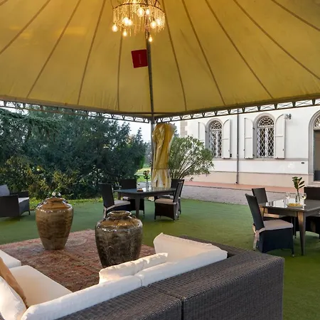 Laguna 10, Emma Villa