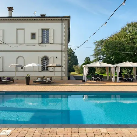 Laguna 10, Emma Villa