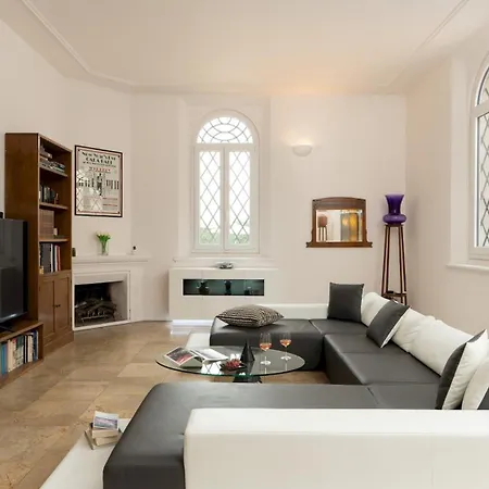 Laguna 10, Emma Villa