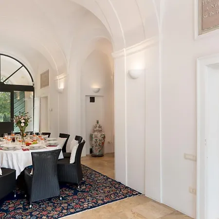 Laguna 10, Emma Villa *