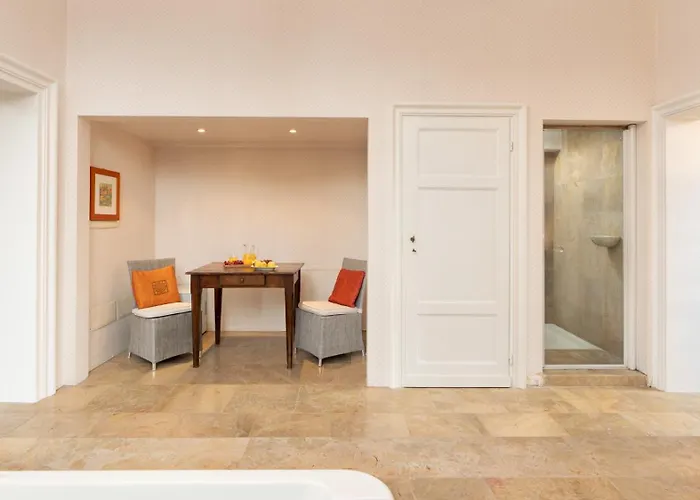 Laguna 10, Emma Villa *