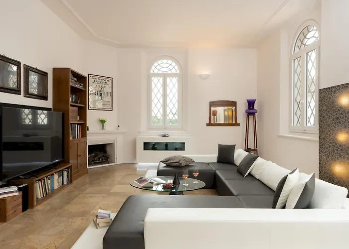 Laguna 10, Emma Villa